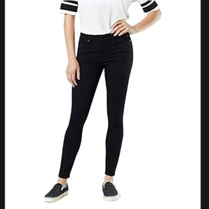 LEVI’S SIGNATURE GOLD | Black Mid-Rise Skinny Jeans